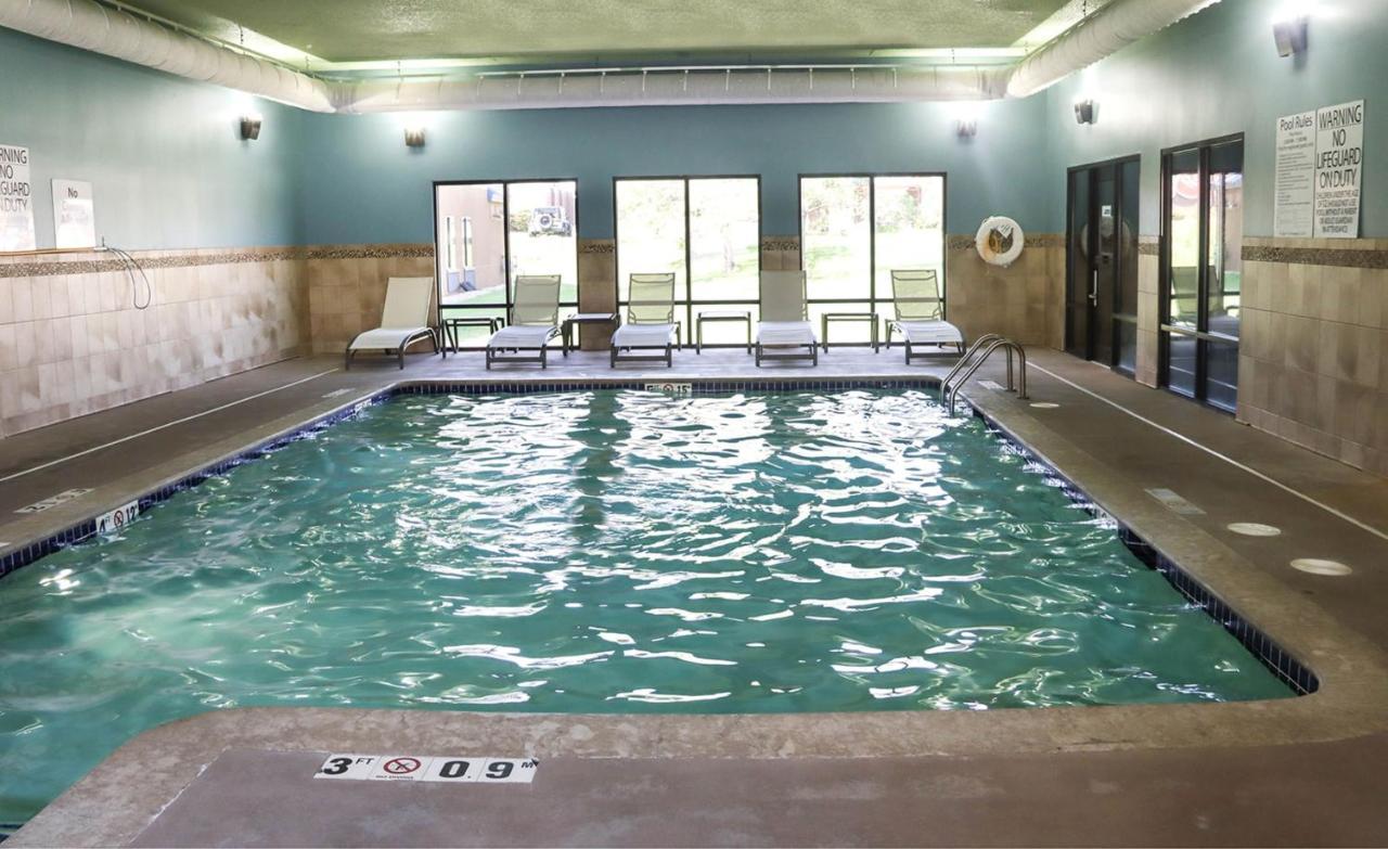 Holiday Inn Express Cedar Rapids - Collins Road By Ihg Esterno foto