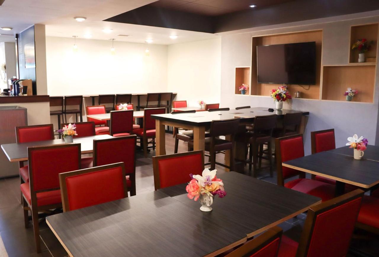 Holiday Inn Express Cedar Rapids - Collins Road By Ihg Esterno foto