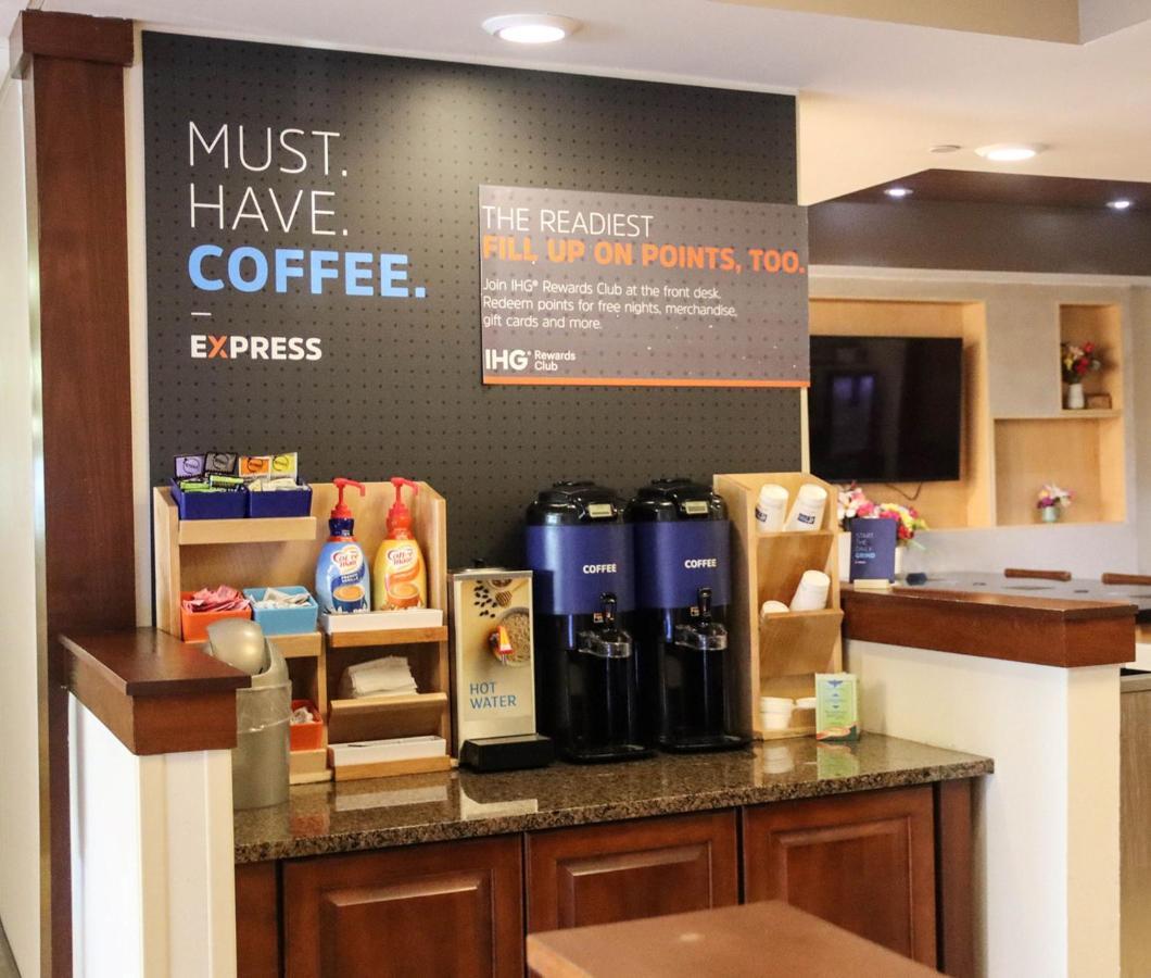 Holiday Inn Express Cedar Rapids - Collins Road By Ihg Esterno foto